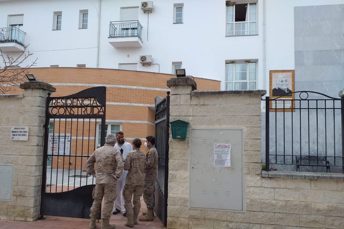 Militares en una residencia de ancianos en Cádiz, afectada por el coronavirus