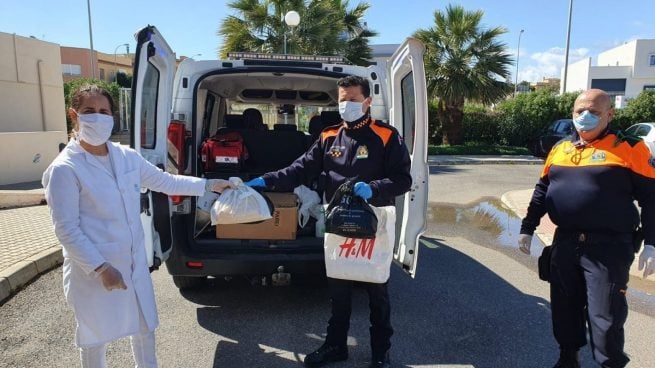 Almería.- Coronavirus.-Entregan 300 mascarillas fabricadas por 60 costureras de El Ejido para sanitarios y profesionales