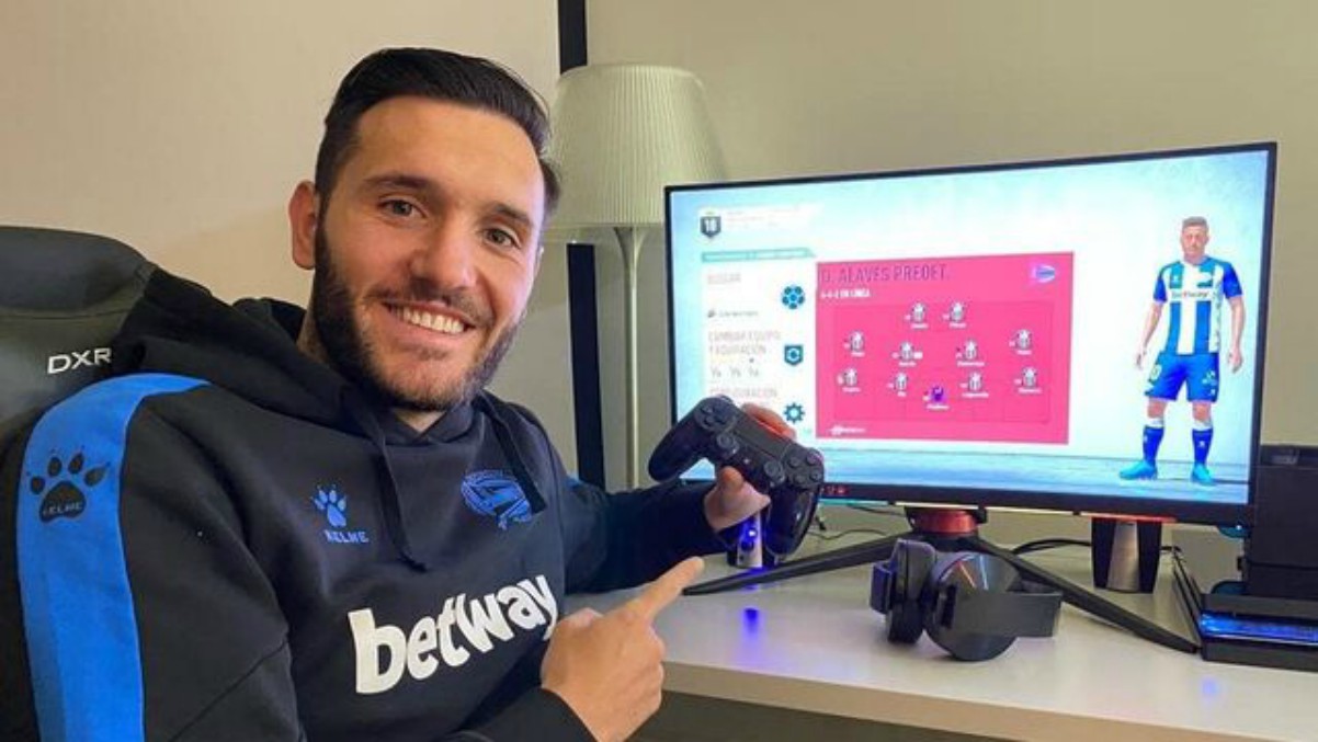 Lucas Pérez, antes de participar en el torneo de FIFA de la Liga.