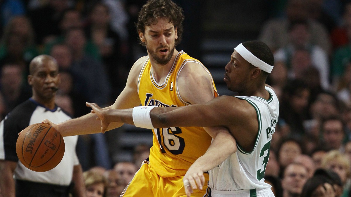 Pau Gasol y Paul Pierce durante un Lakers-Celtics en 2010. (AFP)