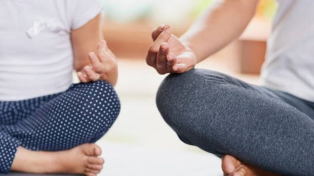6 ejercicios de yoga que podemos hacer con los niños en casa