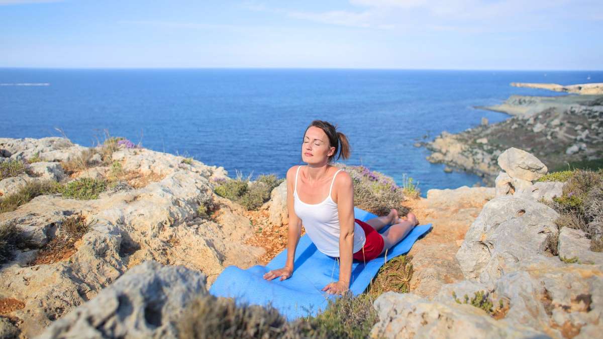 El saludo al sol es una postura básica en el calentamiento del yoga