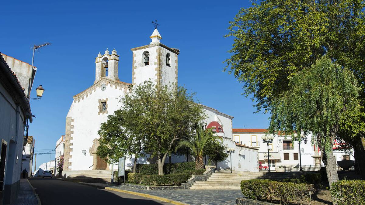 Plaza mayor de Santiago de Alcántara, una población de Cáceres de 530 habitantes.