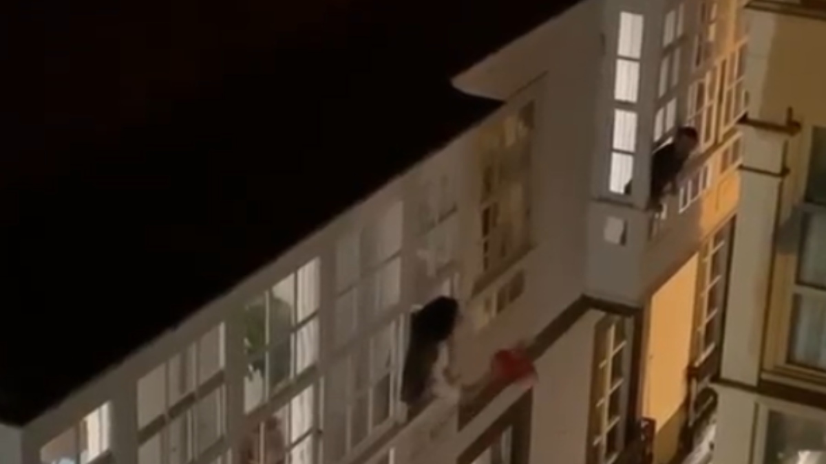 Una pareja decide casarse durante el confinamiento en el balcón de su casa