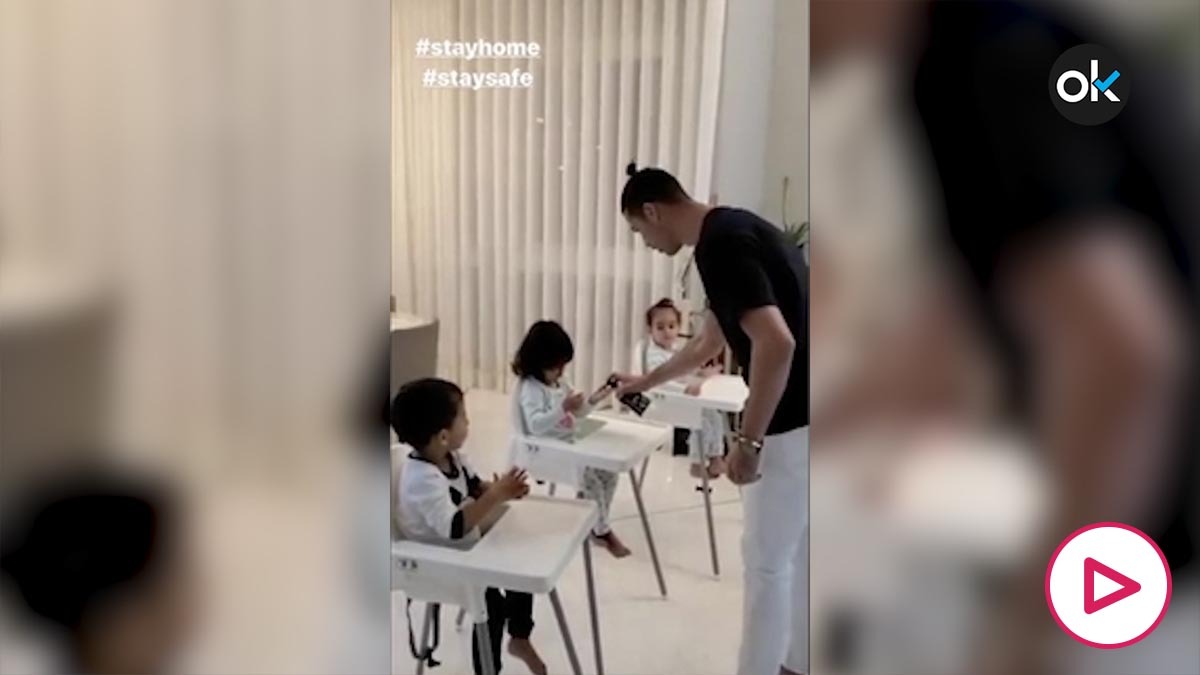 Cristiano Ronaldo enseña a sus hijos a lavarse las manos. (Instagram)