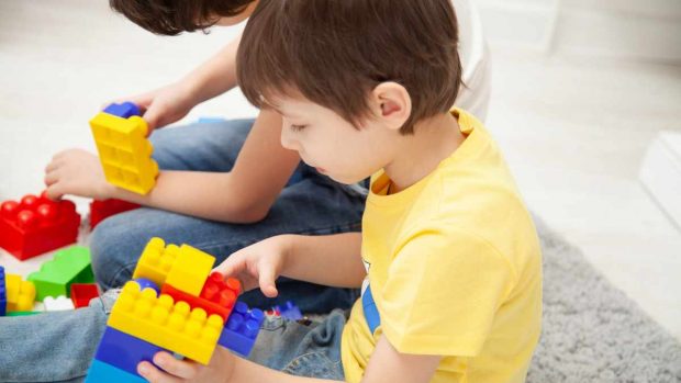 Niños jugando coronavirus