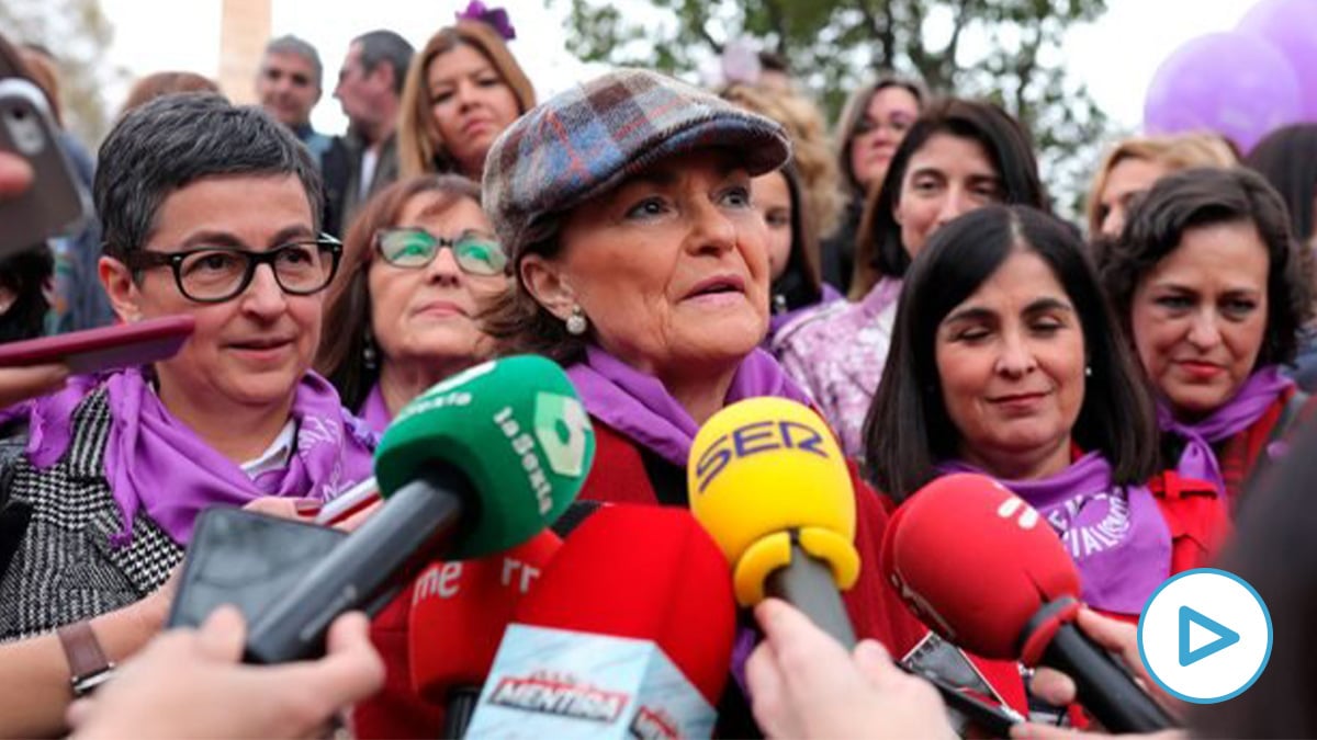 Carmen Calvo atiende a los medios en la marcha del 8M. Foto: EP