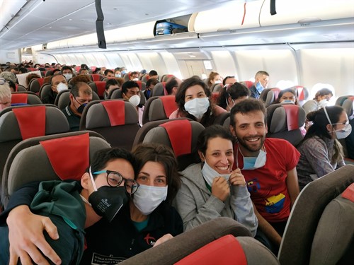 Españoles de la Asociación Internacional de Santirarios en España (AISE) regresan a España en un avión que ha partido de Quito. Foto: EP