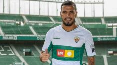Jonathas de Jesús posa con la camiseta del Elche. (@Jonathasjesus22)