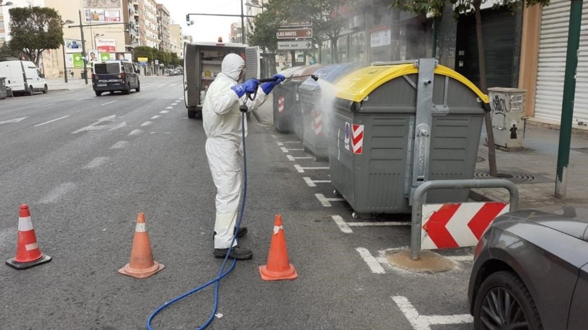 Un trabajador de la limpieza en plena crisis del coronavirus.