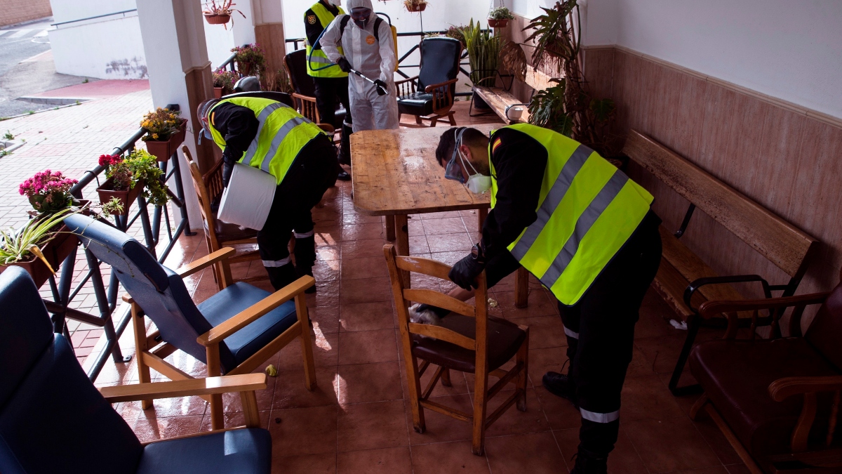 Militares de la UME limpiando una residencia de ancianos por el coronavirus.