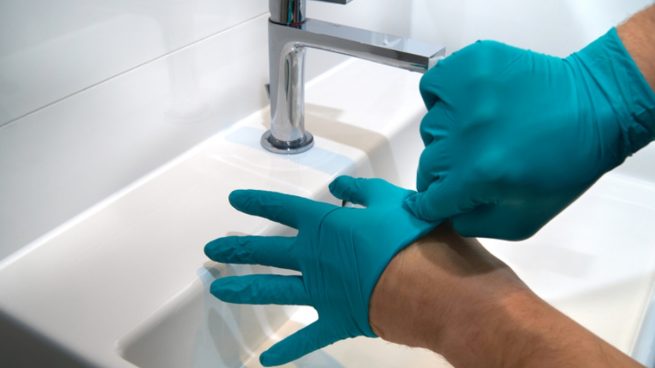 Cómo quitarse los guantes correctamente para no contagiarse con coronavirus