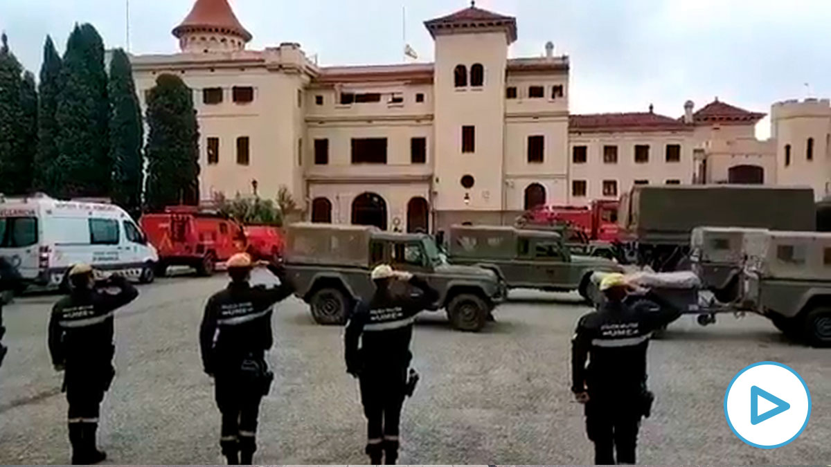 Así suena el himno de España en el cuartel de Barcelona que los separatistas quieren cerrar.