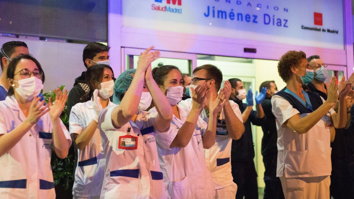 Personal sanitario en un hospital de Madrid en plena crisis del coronavirus. (Foto: EP)