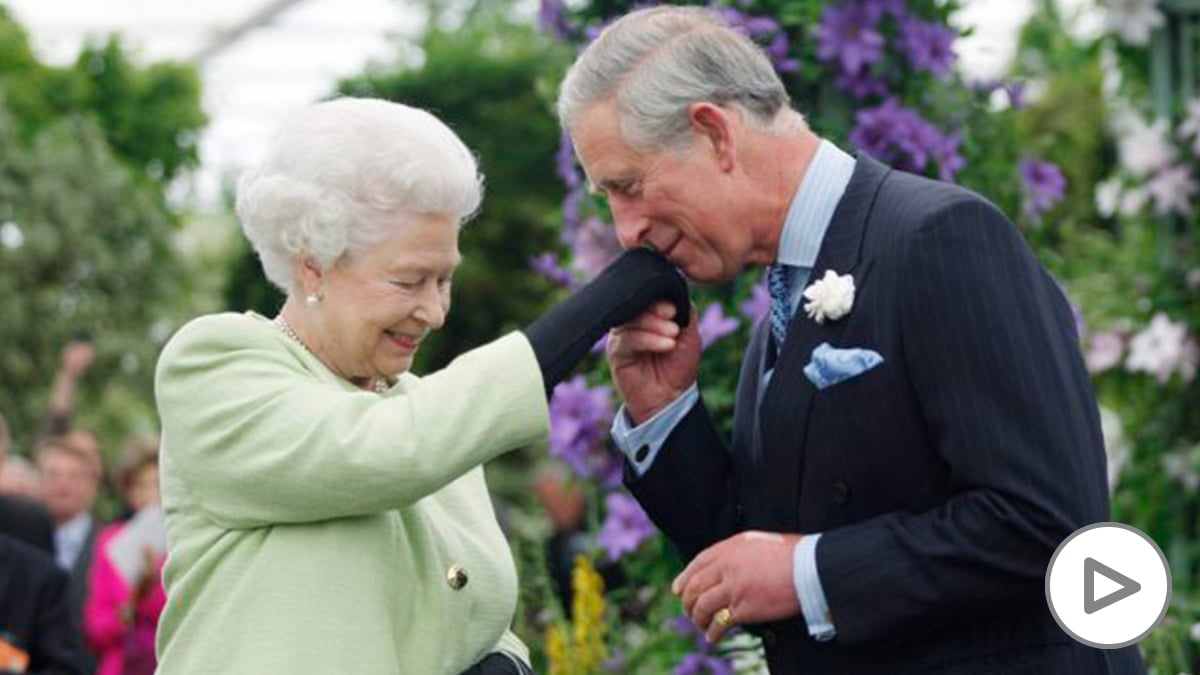 Isabel II y el príncipe Carlos de Inglaterra. (Foto: AFP)