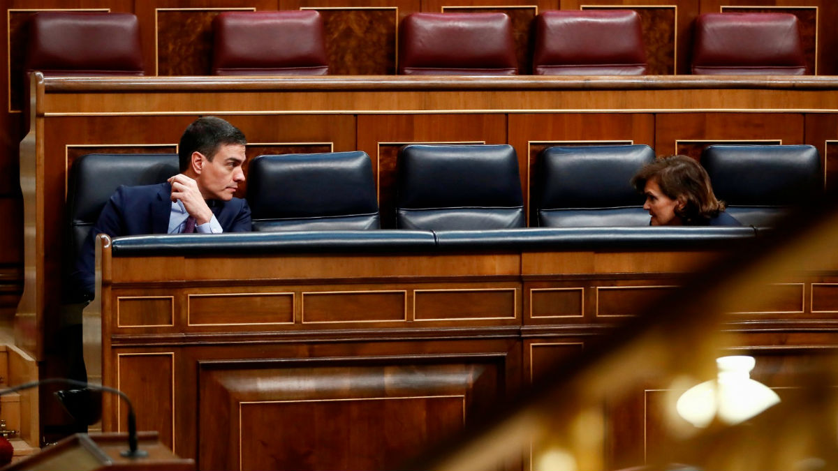 Pedro Sánchez y Carmen Calvo en el Congreso el pasado 18 de marzo. (Foto: EFE)