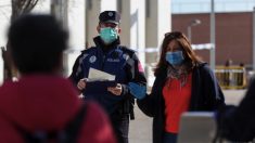 Un policía municipal acompaña a una trabajadora de servicios esenciales que acude a realizarse uno de los test rápidos de coronavirus que ha adquirido el Ayuntamiento de la capital. (Foto: EP)