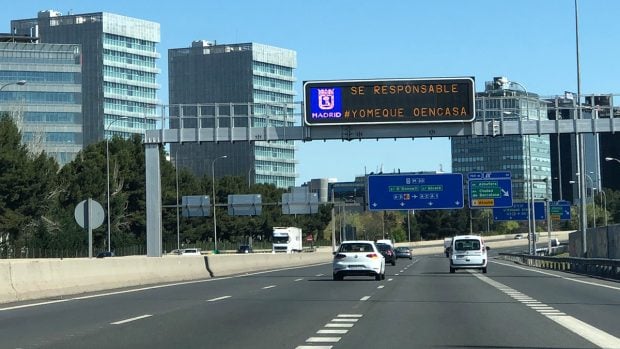 Una carretera de Madrid medio vac&iacute;a.