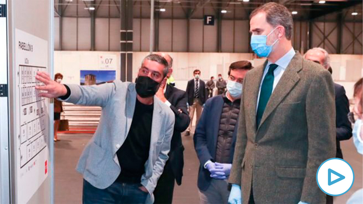 El Rey Felipe VI con mascarilla para evitar el contagio del coronavirus durante su visita al hospital de campaña del Ifema en Madrid.