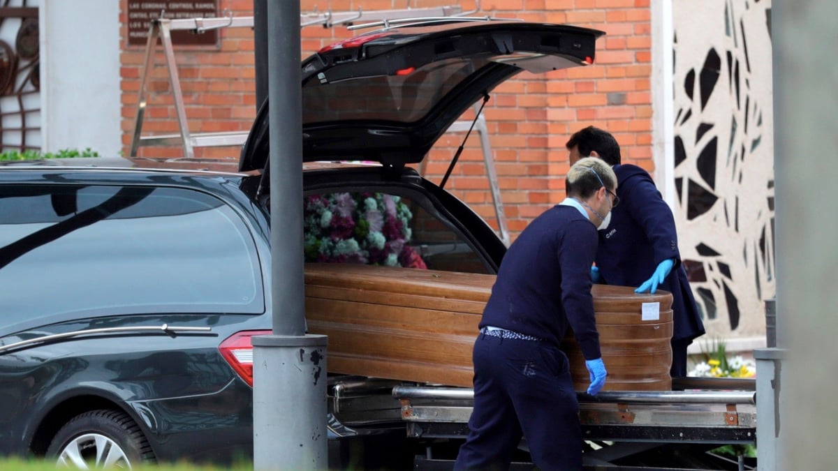 Llegada de un féretro al crematorio del cementerio de La Almudena en Madrid. (Foto: EFE Juanjo Martín)