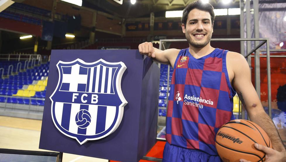 Alex Abrines posa con la camiseta del Barcelona tras fichar este verano por los culés.