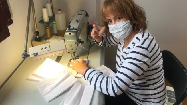 Las costureras de Pronovias dejan los vestidos nupciales y se ponen a fabricar mascarillas para hospitales