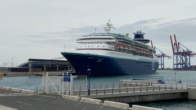 Un crucero con más de 650 tripulantes lleva cinco días atracado en el puerto de Málaga