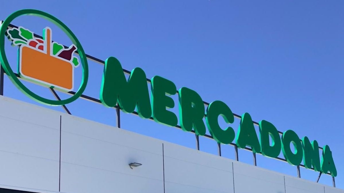 Los supermercados andaluces contratan empleados para garantizar el abastecimiento