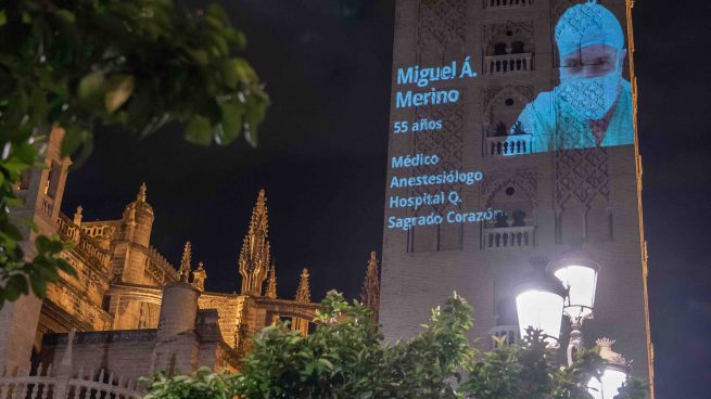La Giralda de Sevilla ‘aplaude’ a los sanitarios: proyecta la imágenes de profesionales