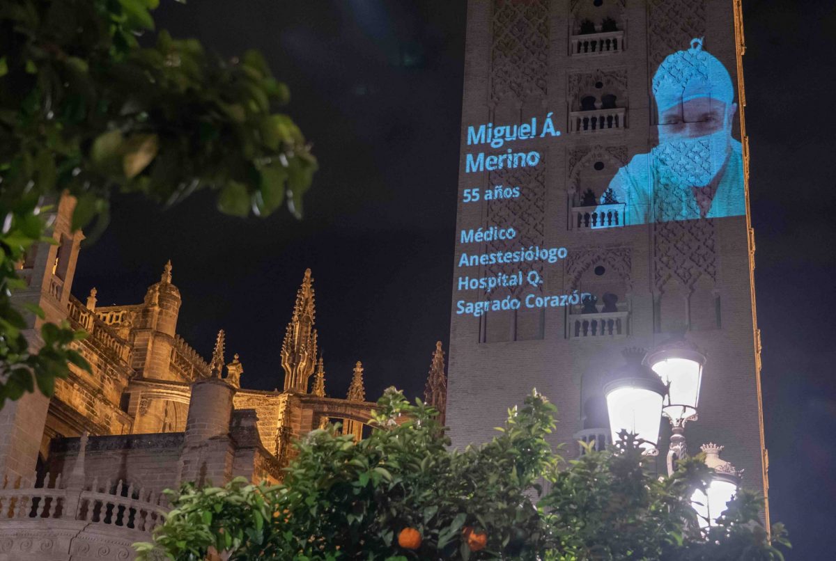 La Giralda proyecta la acción: «quédate en casa»