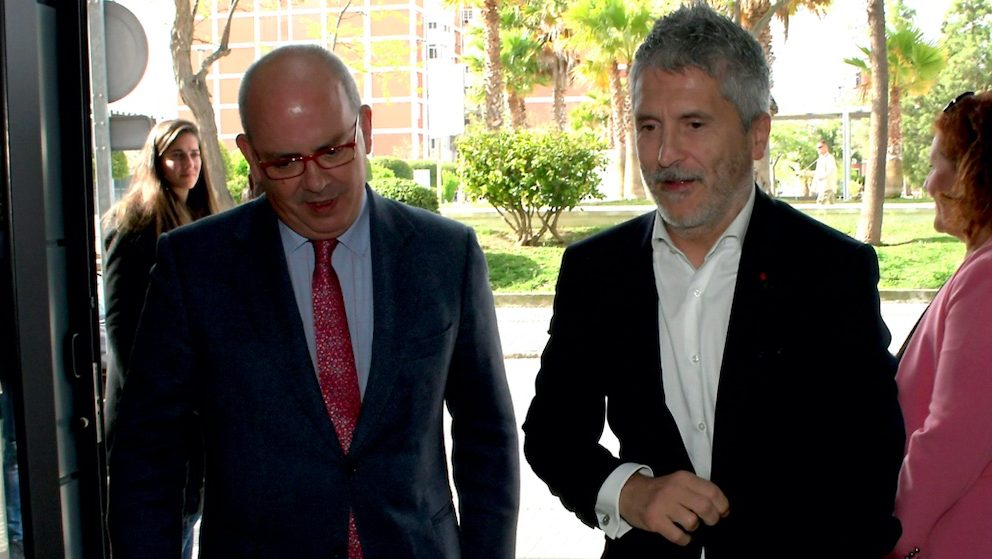 El ministro de Interior y número uno del PSOE por Cádiz,Fernando Grande-Marlaska (d) junto al presidente de la Confederación de empresarios de Andalucía, Javier Sánchez Rojas (i) se reúnen con agentes sociales y económicos.