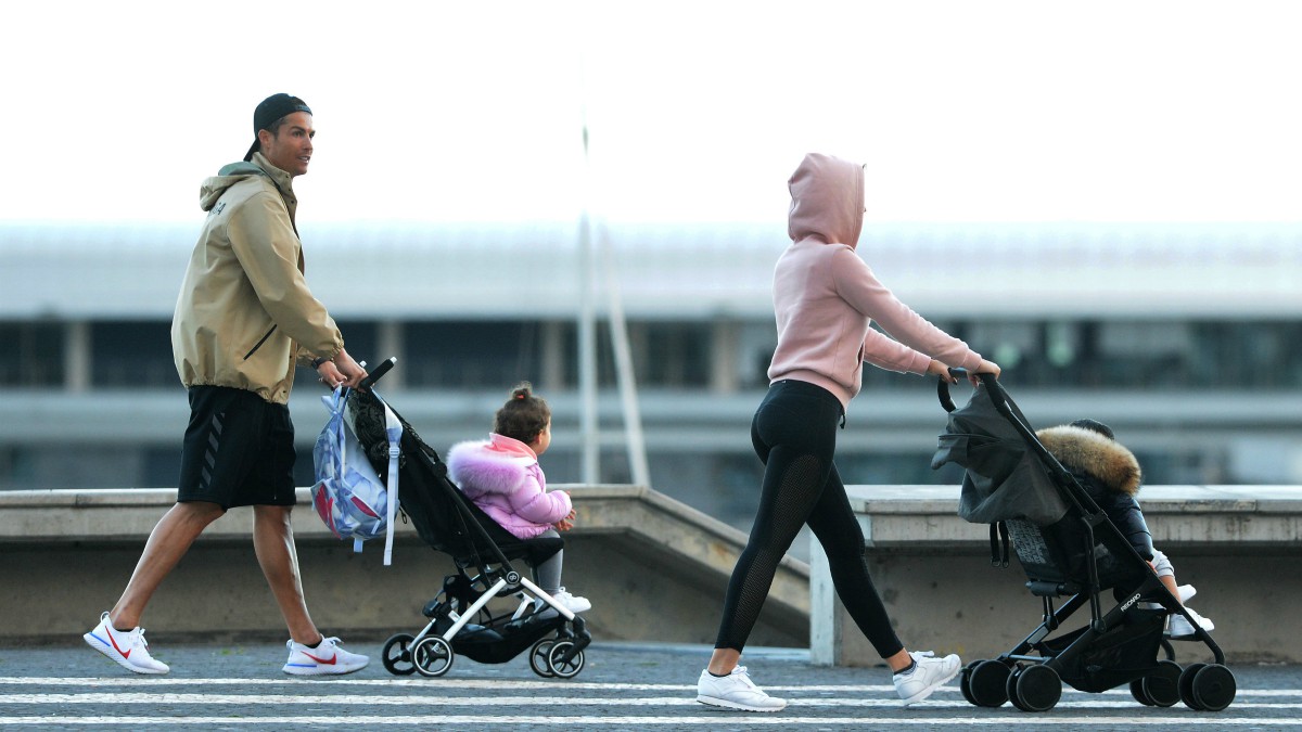 Cristiano Ronaldo y Georgina, con sus hijos. (AFP)