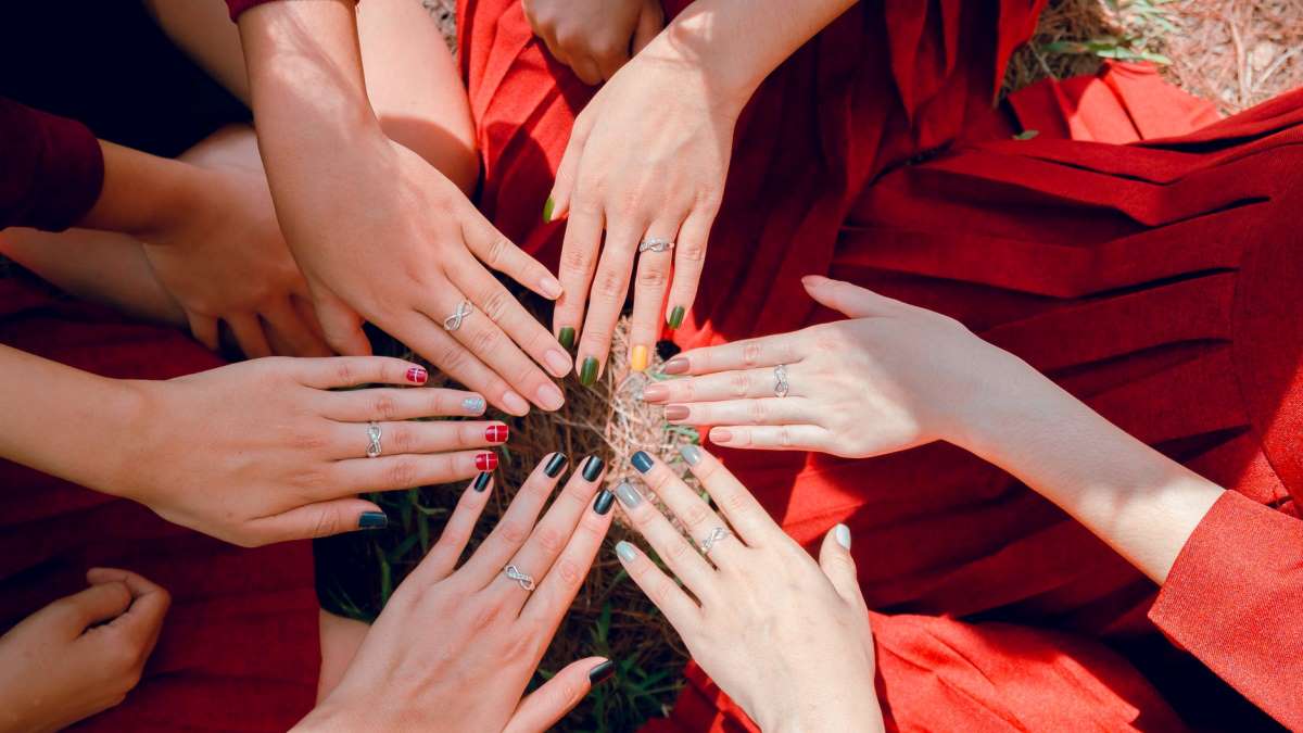 La manicura multicolor es una de las tendencias más llamativas de este año