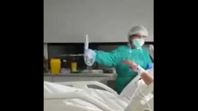Una enfermera ayuda a un paciente con coronavirus a llamar a sus familiares