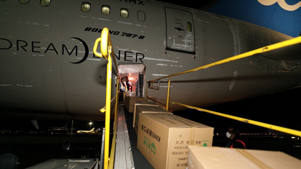 Avión en Barajas desembarcando material sanitario contra el coronavirus. (Foto: M. Transportes)