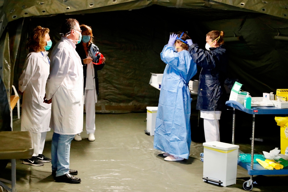 Sanitarios en el hospital de campaña en Asturias.