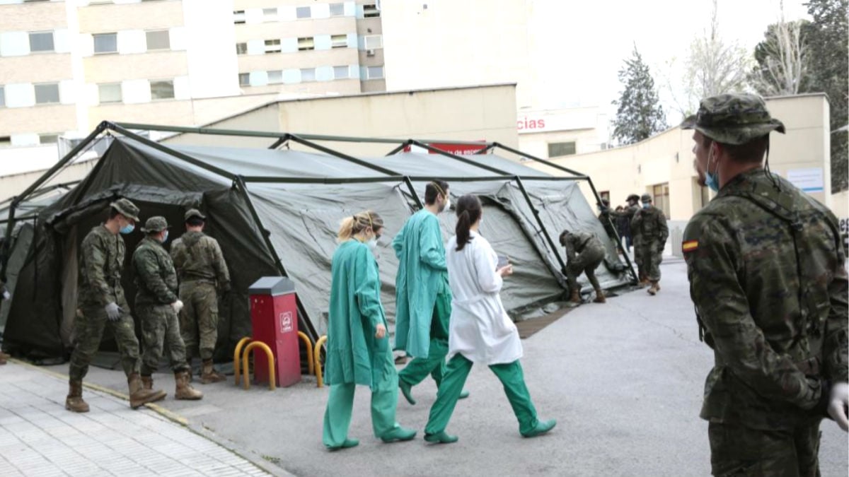 Efectivos del Ejército de Tierra trabajando en la infraestructura del hospital de campaña ubicado en el Hospital Gregorio Marañón de Madrid. (Foto: Efe)