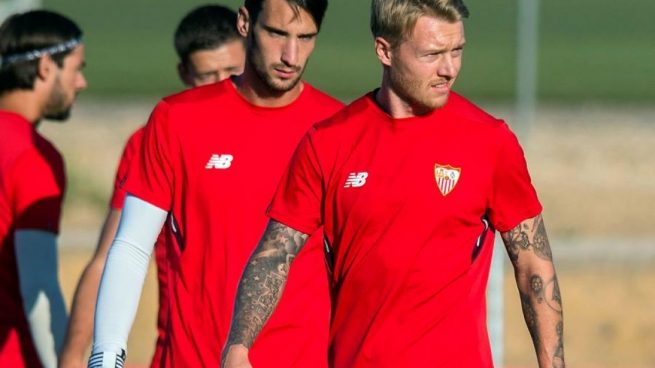 Kjaer y Sergio Rico, en un entrenamiento.