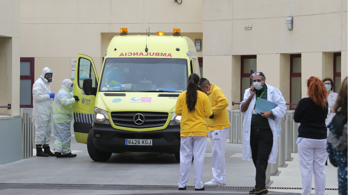 Personal sanitario en las inmediaciones del Hospital de campaña del Gregorio Marañón en Madrid. (Foto: Efe)