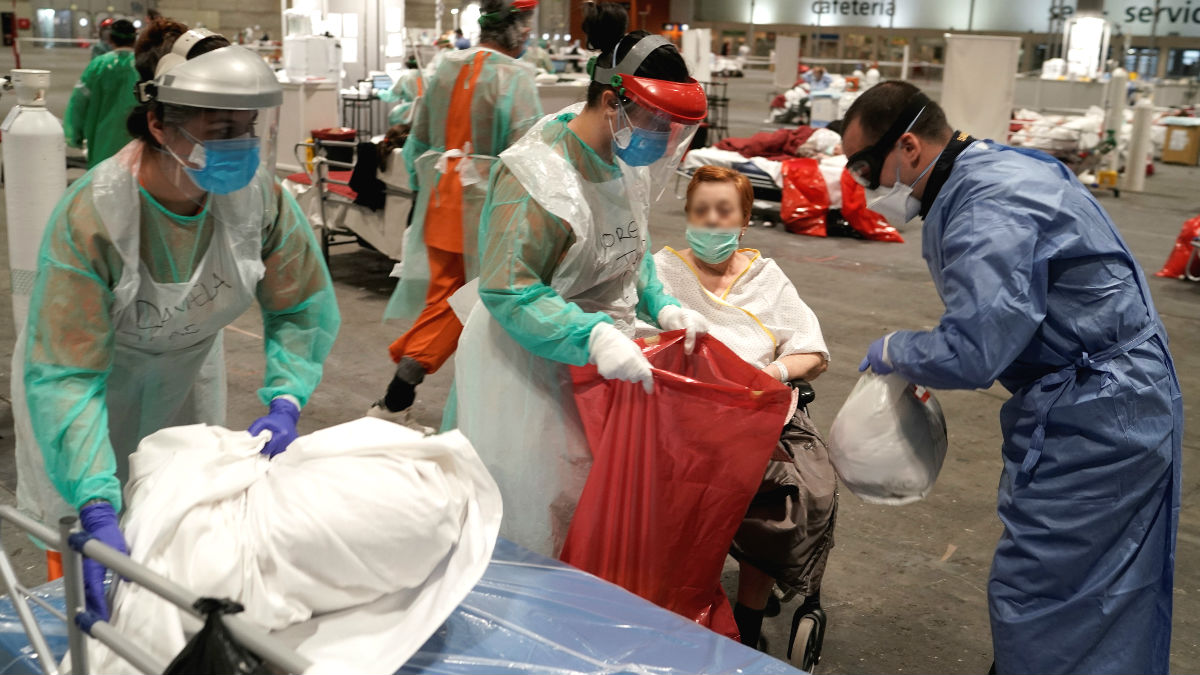 Fotografía facilitada por la Comunidad de Madrid, del personal sanitario atendiendo a pacientes en el hospital de campaña de Ifema, en Madrid. (Foto: Efe)