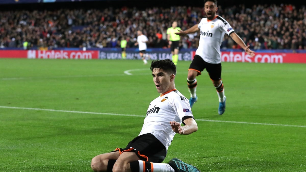 Carlos Soler celebra un gol con el Valencia (Getty).