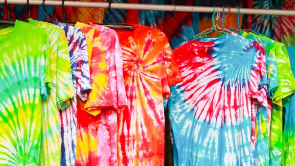 Teñir camisetas es una manualidad fantástica para hacer en familia