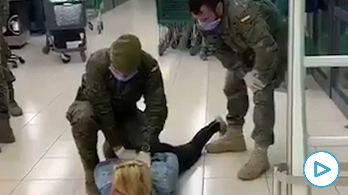 Boinas verdes del Ejército detienen a una mujer en un supermercado.