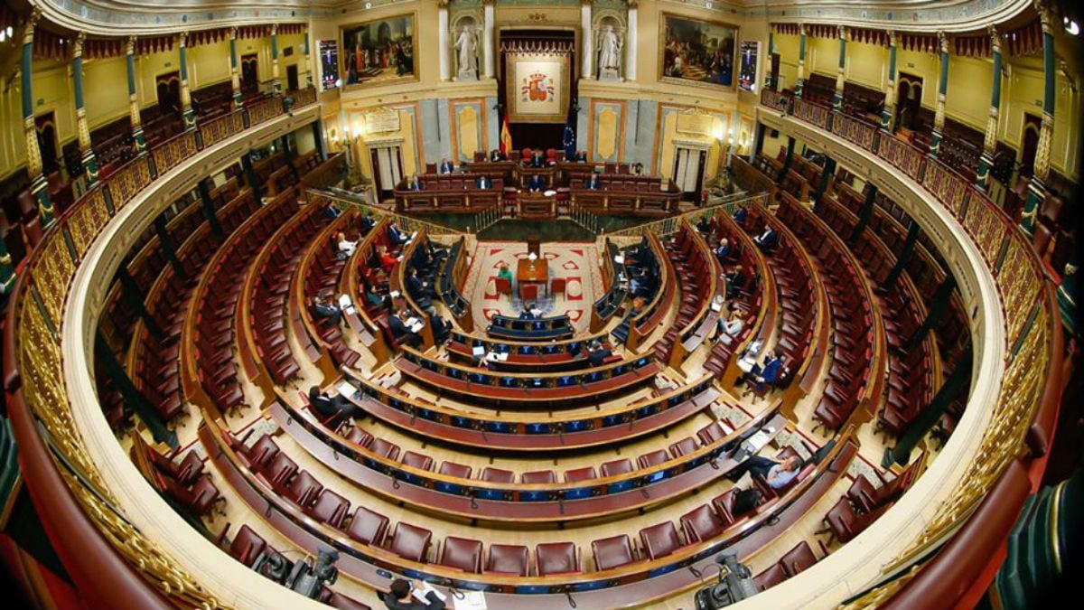 Hemiciclo del Congreso casi vacío durante el debate del estado de alarma. (Foto: Congreso)