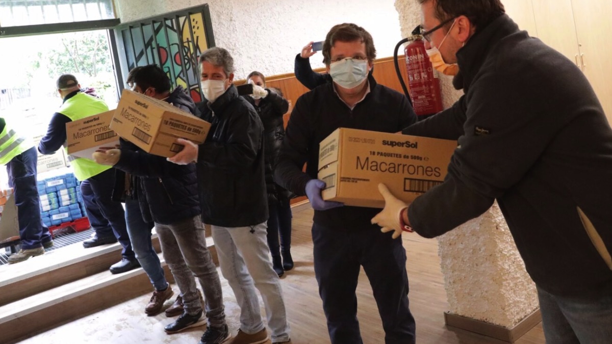 José Luis Martínez-Almeida entregando comida en la parroquia Jesús María de Aluche. (Foto: Madrid)