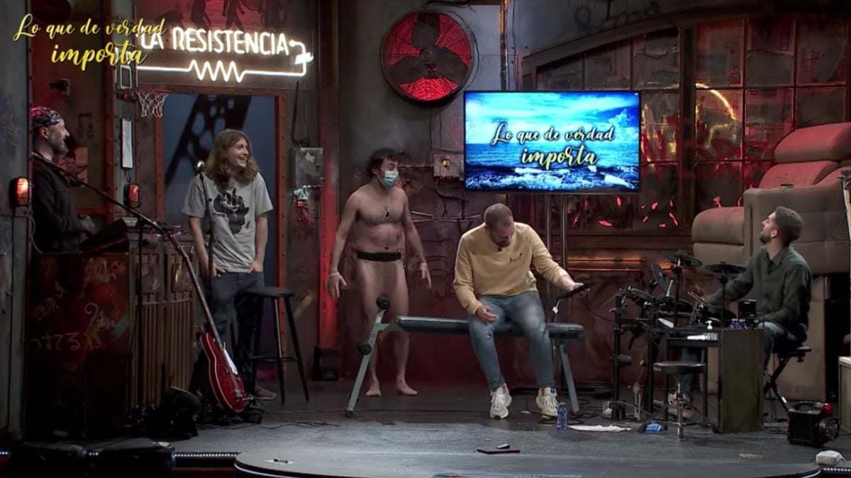 El hombre desnudo del futuro vuelve a 'La Resistencia' para avisar de una  pandemia