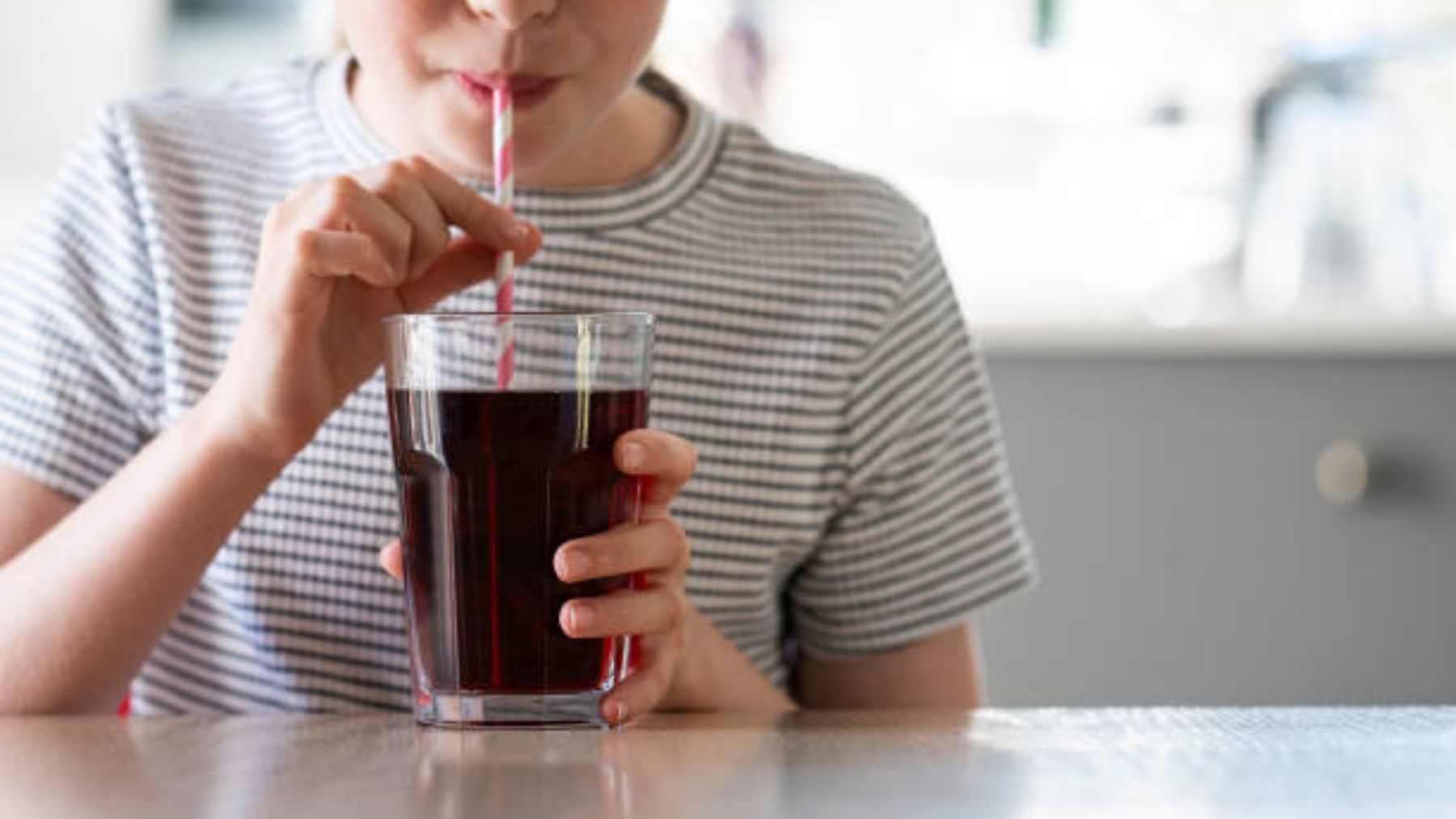 Descubre las bebidas que es mejor evitar si tienes niños pequeños