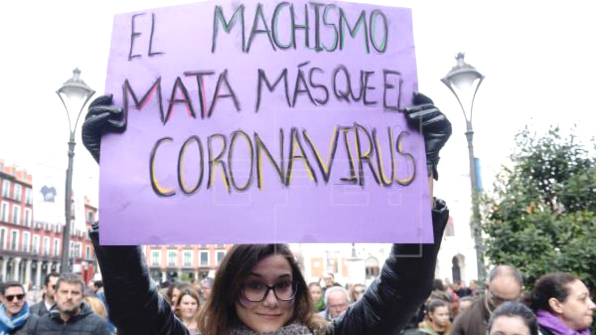 Una manifestante del 8M portando una pancarta con el lema «El machismo mata más que el coronavirus». (Foto: Efe)