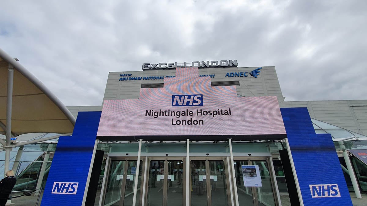 Entrada principal del hopspital de campaña levantado en Londres