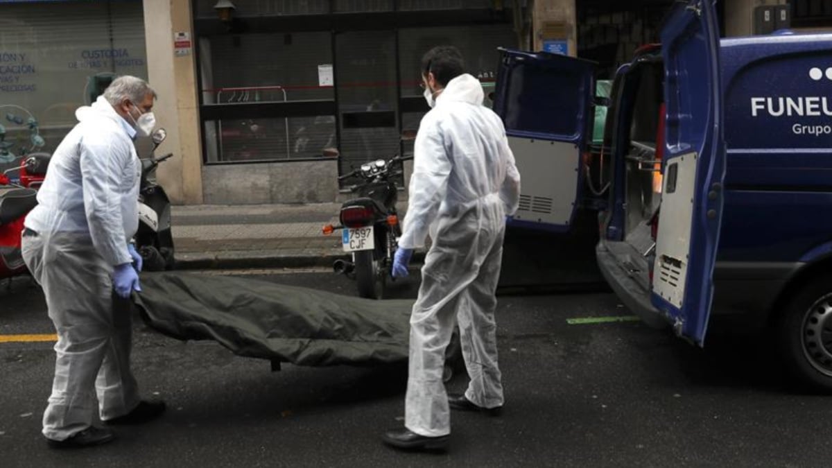 Operarios de una funeraria del País Vasco trasladan los restos de un fallecido por coronavirus (Foto: EFE).